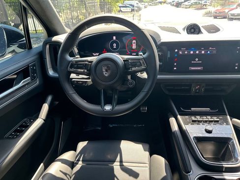 Used 2025 Porsche Cayenne Turbo AWD/4WD image 28