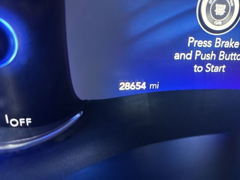 Used 2023 Chrysler Pacifica Touring-L image 11