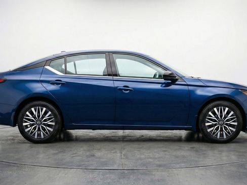 Used 2025 Nissan Altima 2.5 SV image 11