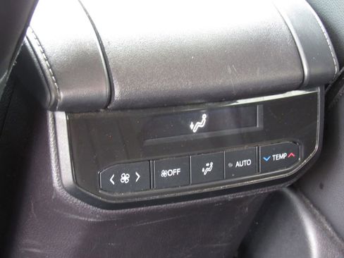 Used 2024 Toyota Highlander XLE AWD/4WD image 35