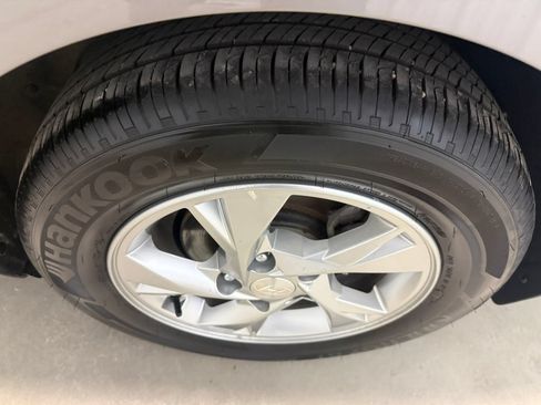 Used 2023 Hyundai Elantra SE FWD image 11