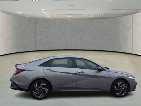 Used 2025 Hyundai Elantra Sport image 4
