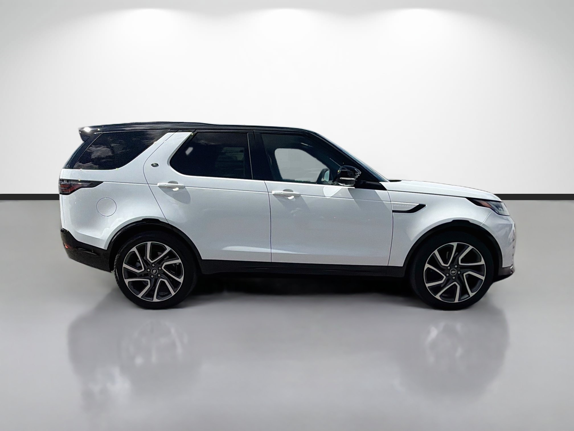 Used 2025 Land Rover Discovery Dynamic SE AWD/4WD image 6