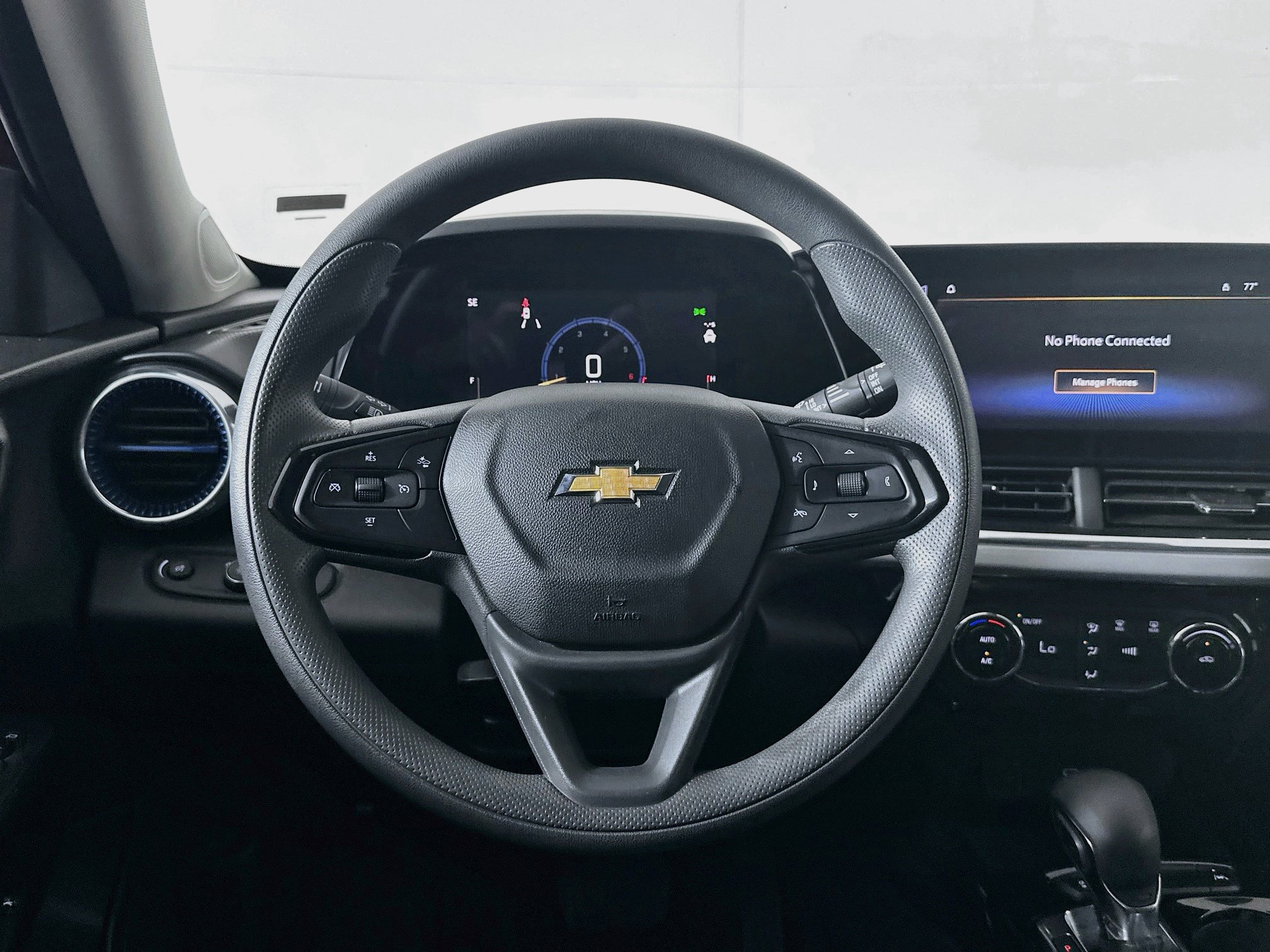 Used 2025 Chevrolet Trax LT FWD image 17