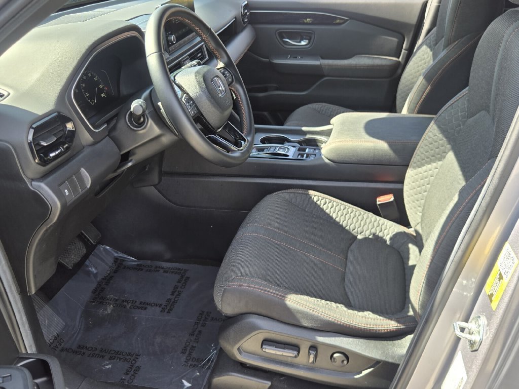 Used 2025 Honda Pilot Sport image 11