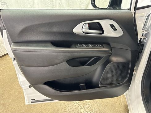 Used 2025 Chrysler Pacifica Limited image 24