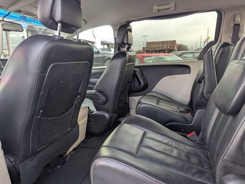 Used 2014 Chrysler Town & Country Touring image 21