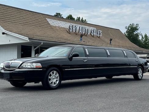 Used 2008 Lincoln Town Car Executive RWD image 3