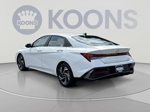 Certified 2025 Hyundai Elantra Limited FWD image 4