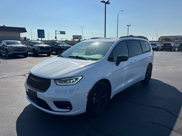 Used 2025 Chrysler Pacifica Limited FWD image 9