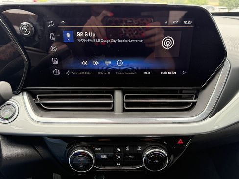 Used 2025 Chevrolet Trax LT FWD image 11
