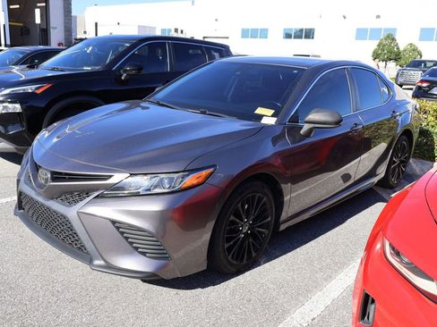 Used 2019 Toyota Camry SE image 1