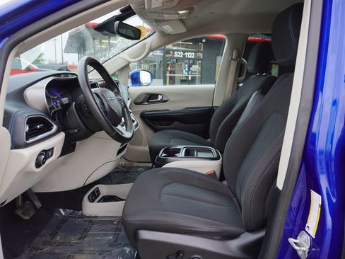 Used 2021 Chrysler Pacifica Touring image 21