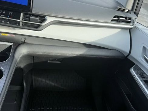 Used 2025 Toyota Sienna XLE image 31