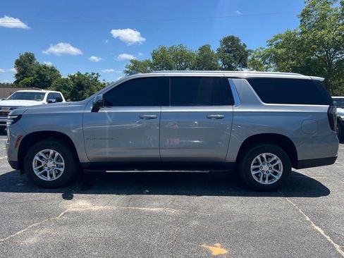 Used 2025 Chevrolet Suburban LT w/ Comfort Package AWD/4WD image 7