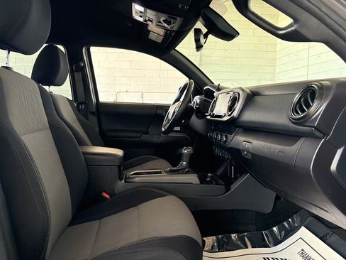 Used 2020 Toyota Tacoma TRD Off-Road w/ Technology Package AWD/4WD image 16