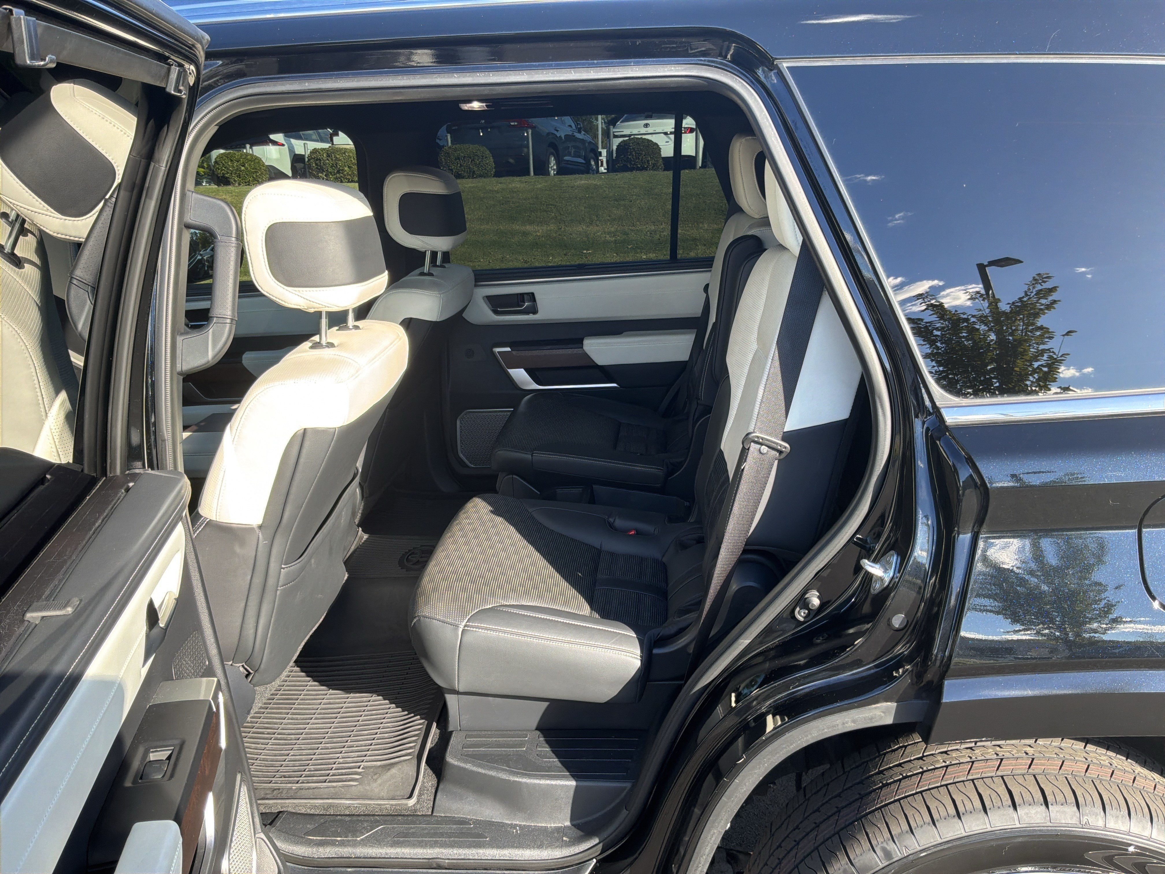 Used 2024 Toyota Sequoia Capstone AWD/4WD image 31