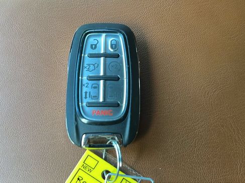 Used 2024 Chrysler Pacifica Pinnacle w/ Trailer Tow Group AWD/4WD image 23