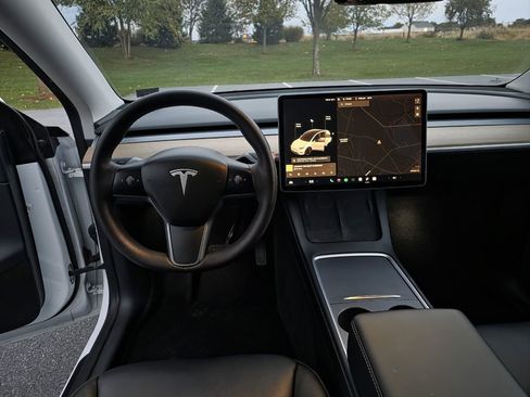 Used 2021 Tesla Model Y Long Range image 19