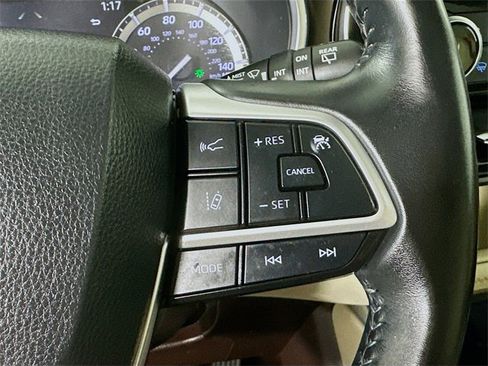 Used 2022 Toyota Highlander XLE image 13