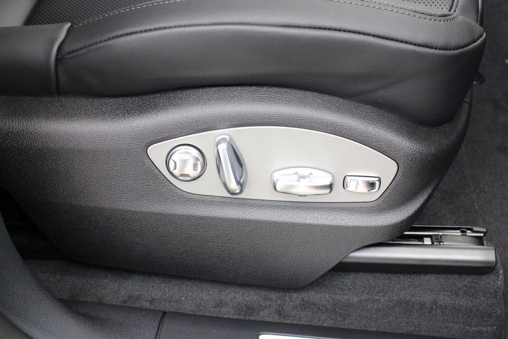 Used 2025 Porsche Macan S AWD/4WD image 30
