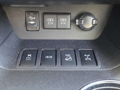Used 2017 Toyota Highlander SE AWD/4WD image 25