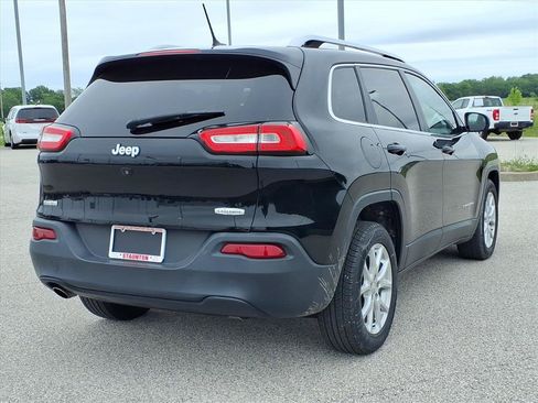 Used 2017 Jeep Cherokee Latitude FWD image 2