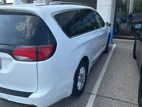Used 2020 Chrysler Pacifica Touring-L w/ Advanced Safetytec Group FWD image 5