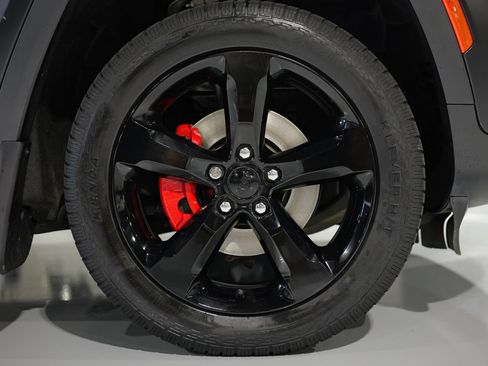 Used 2023 Jeep Grand Cherokee Altitude AWD/4WD image 9