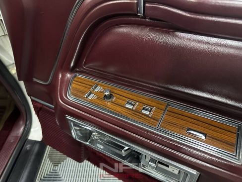 Used 1988 Lincoln Town Car Signature image 36