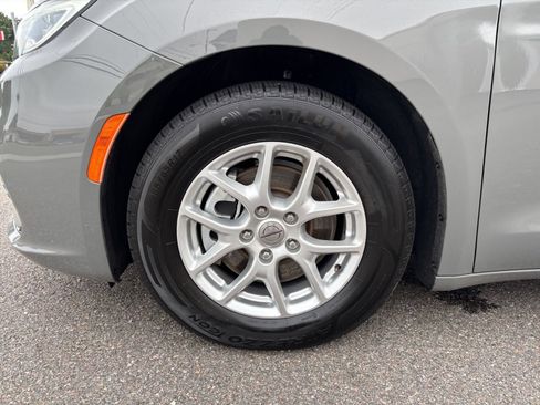 Used 2022 Chrysler Pacifica Touring-L FWD image 33