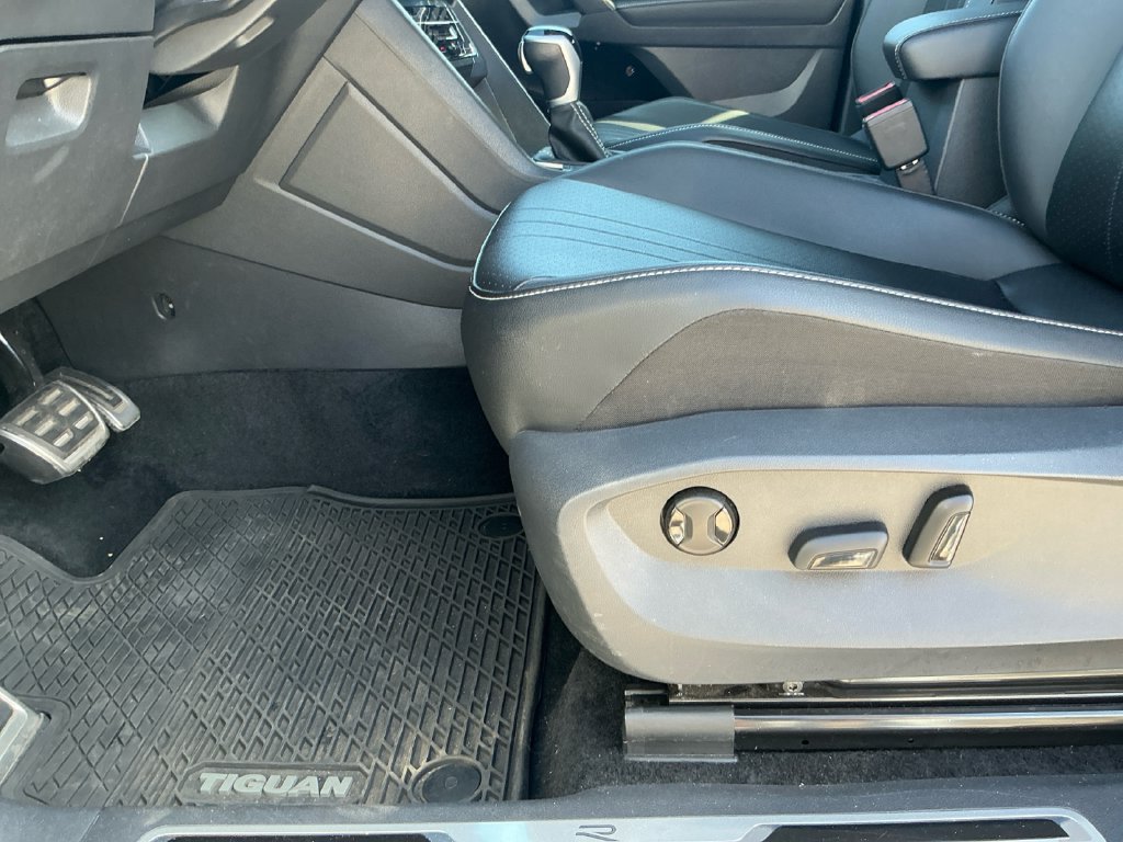 Used 2024 Volkswagen Tiguan SE R-Line AWD/4WD image 17
