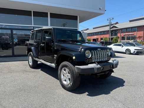 Used 2016 Jeep Wrangler Unlimited Sahara w/ Connectivity Group AWD/4WD image 2