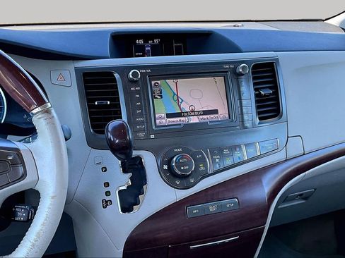Used 2013 Toyota Sienna Limited w/ Premium Pkg AWD/4WD image 6
