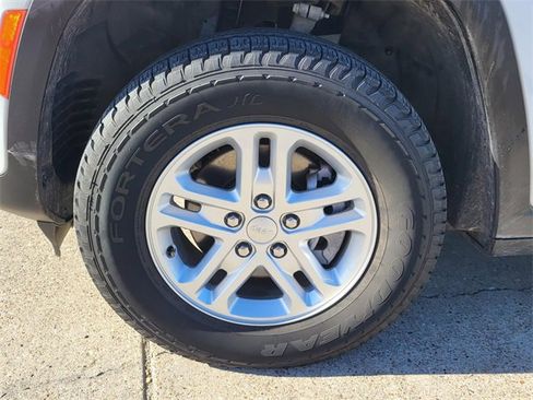 Used 2023 Jeep Grand Cherokee Laredo w/ Luxury Tech Group I image 32