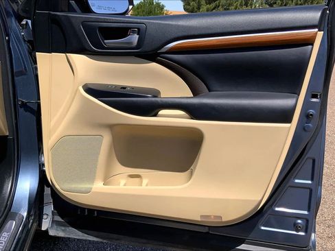 Used 2017 Toyota Highlander Limited Platinum w/ Carpet Mat Package image 23