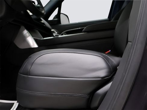 Certified 2025 Land Rover Range Rover SE image 31