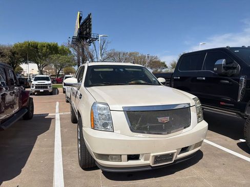 Used 2011 Cadillac Escalade Premium image 3