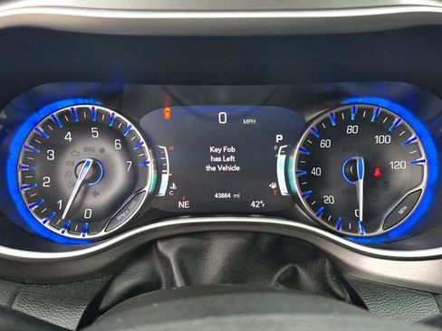 Certified 2024 Chrysler Pacifica Touring-L image 14