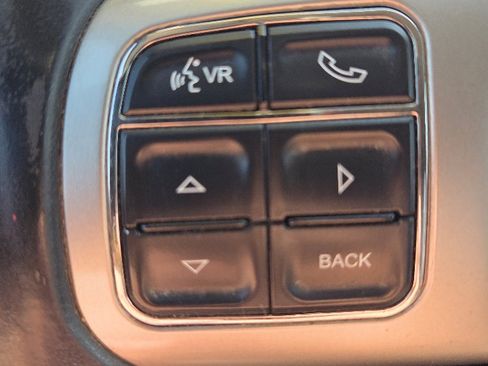 Used 2011 Jeep Grand Cherokee Laredo image 18