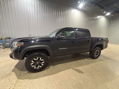Used 2019 Toyota Tacoma TRD Off-Road image 2