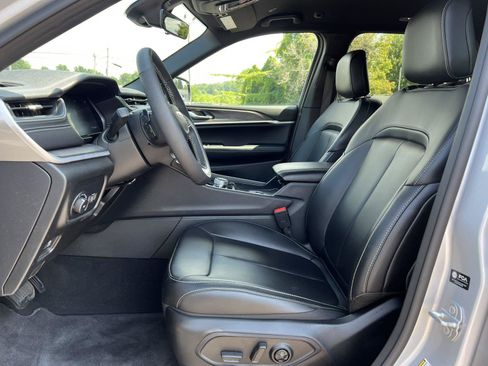 Used 2025 Jeep Grand Cherokee Limited AWD/4WD image 4