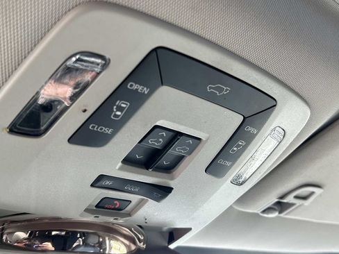 Used 2021 Toyota Sienna XLE w/ XLE Plus Package FWD image 43