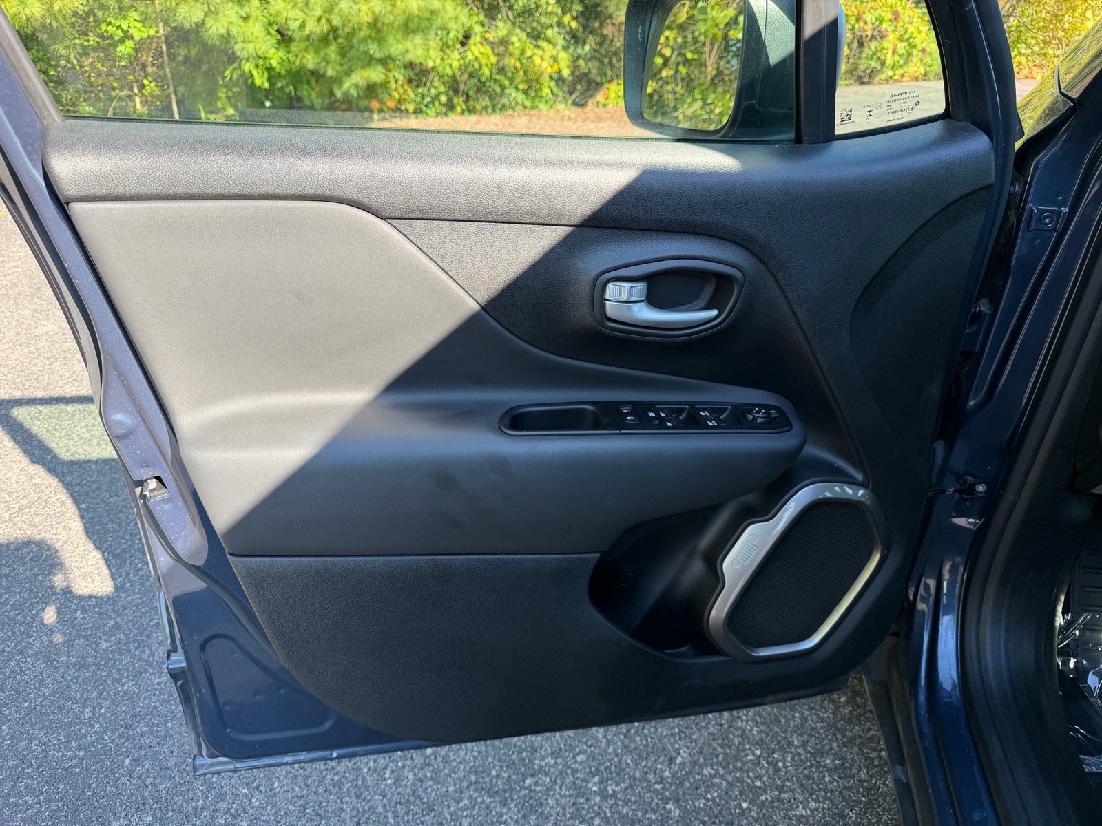 Used 2023 Jeep Renegade Latitude w/ Premium Group AWD/4WD image 19
