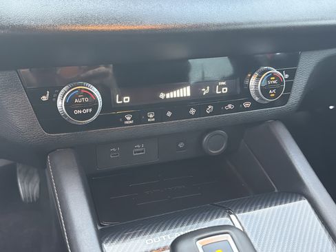 Used 2023 Mitsubishi Outlander SE image 32