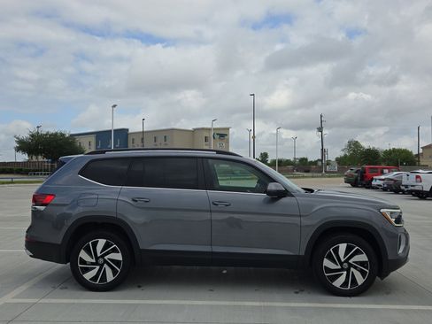 Used 2025 Volkswagen Atlas SE image 2