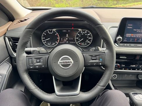 Used 2021 Nissan Rogue SV w/ Premium Package image 19