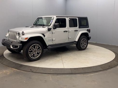 Used 2023 Jeep Wrangler Unlimited Sahara w/ Cold Weather Group AWD/4WD image 9