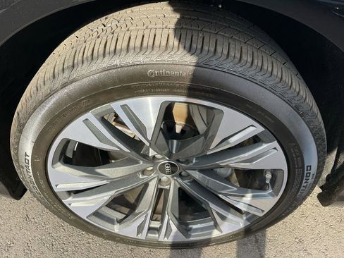 Used 2024 Audi Q8 Prestige image 37