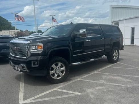 Used 2017 GMC Sierra 2500 Denali w/ Duramax Plus Package AWD/4WD image 3